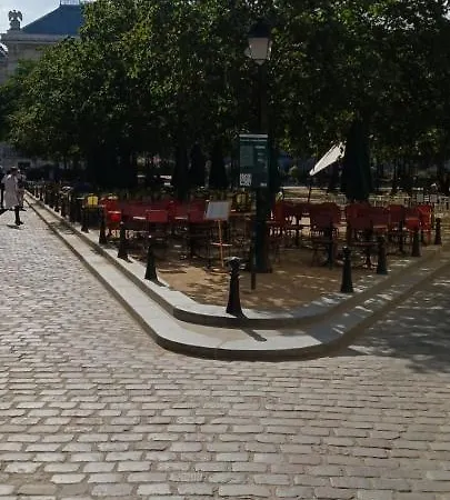 Emily In شقة باريس