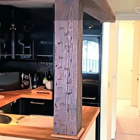 Emily In Appartement Parijs