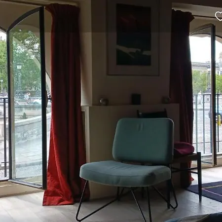 Emily In Appartement